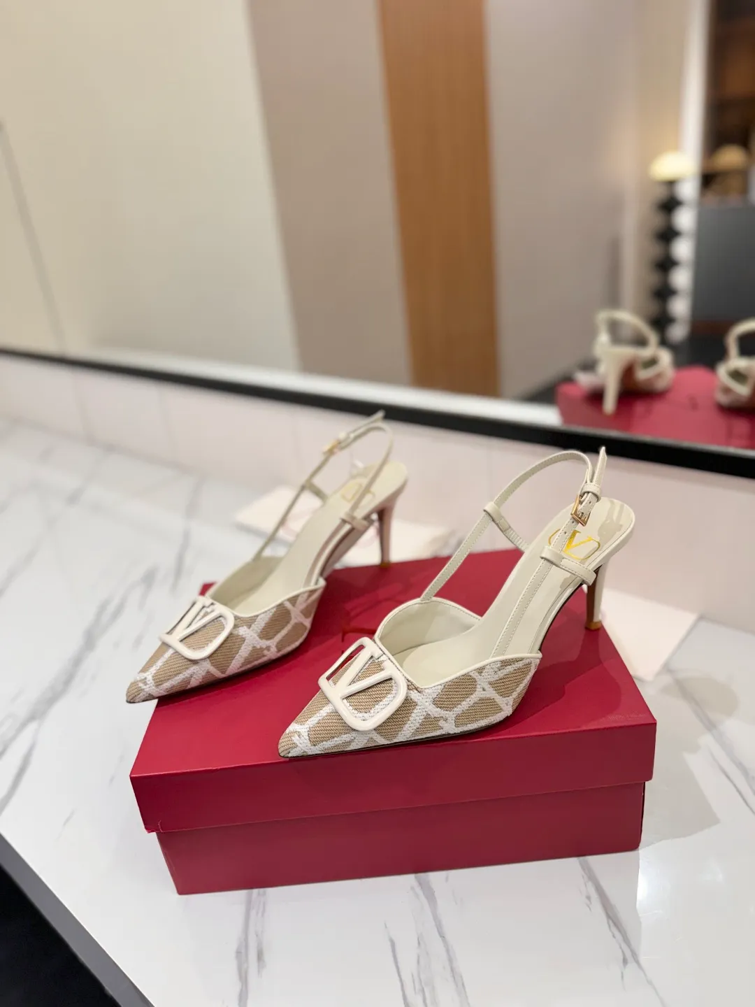 💕💕Factory direct selling price p520💕💕 Valentino VALENTINO's latest Valentino GaravaniV logo sling-back high heels with VLogo Signature decoration - Platinum tone VLogoSignature decoration ♡Elegant style, creating a different feeling! ♡It is an indispensable shoe in your shoe cabinet! ♡Simple temperament style, the highest version on the market♡ ◆ Material: Woolen cloth material◆ ◆ Lining and feet: imported goatskin◆ ◆ Outsole: Italian genuine leather outsole ◆ ◆ Heel height: ❽𝙘𝙢 ◆ ♡ show bdetails ♡ ———————————— ◢size. |35-39 (34.40 41 42 customized)◣